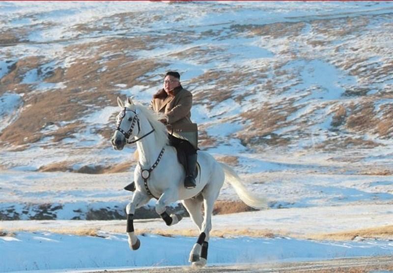 پیام رهبر کره شمالی به آمریکا با اسب سواری در برف