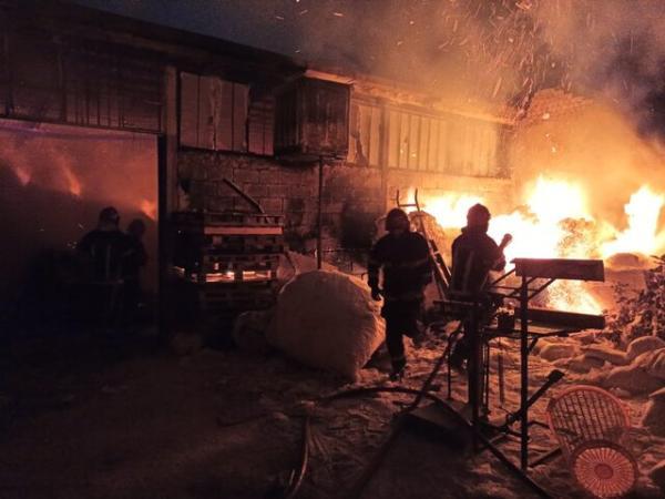 آتش سوزی گسترده انبار مواد شوینده و دستمال کاغذی در ساوه