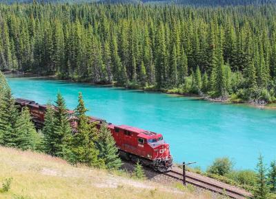 قطار مسافرتی کوه های راکی کانادا: سفری به سرزمین قله های پوشیده از برف و دریاچه های فیروزه ای