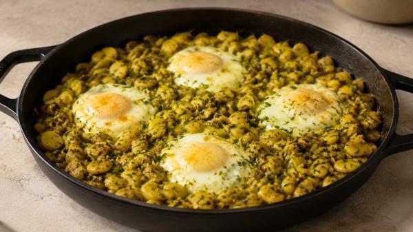 طرز تهیه باقلا وابیج گیلانی با شوید و تخم مرغ